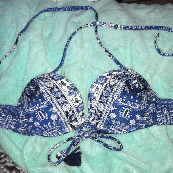 Bikini - Picture 2 of 2